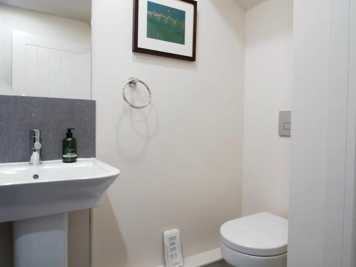 Bright & Airy Mezzanine Loft In Edinburgh - Flat 4, Elgin House Apartments
