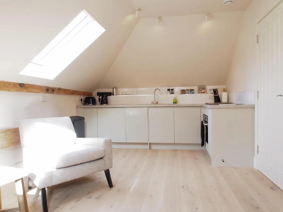 Bright & Airy Mezzanine Loft In Edinburgh - Flat 4, Elgin House Apartments