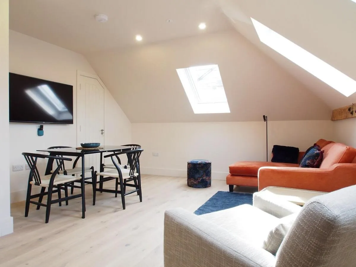 Bright & Airy Mezzanine Loft In Edinburgh - Flat 4, Elgin House Apartments
